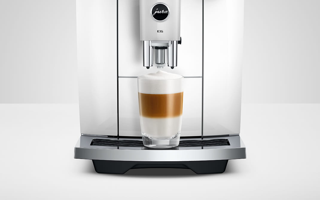 Milchschaum und Heißwasser